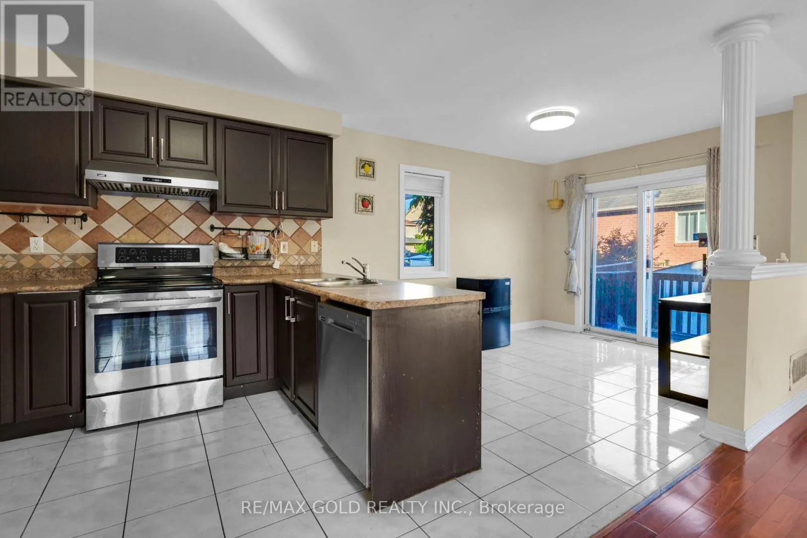 41 FALLSTAR CRESCENT