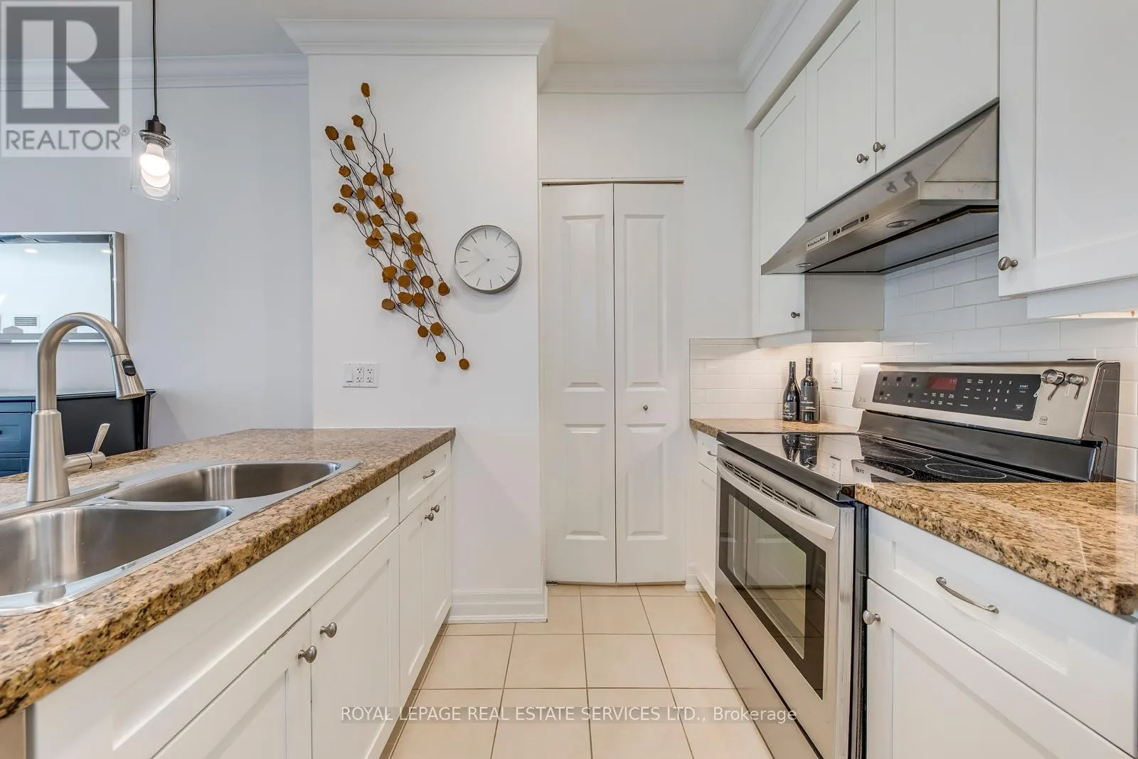 305 - 2855 BLOOR STREET W