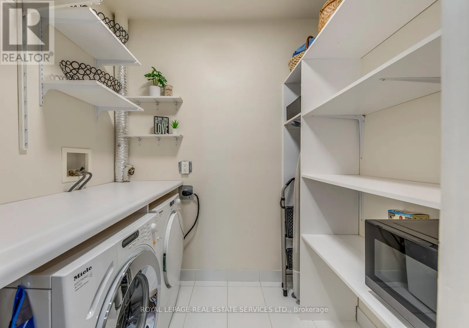 305 - 2855 BLOOR STREET W