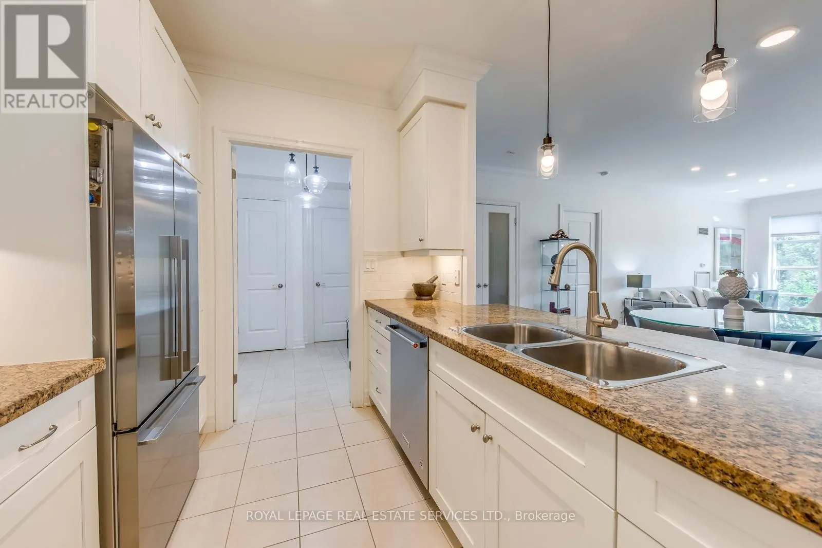 305 - 2855 BLOOR STREET W