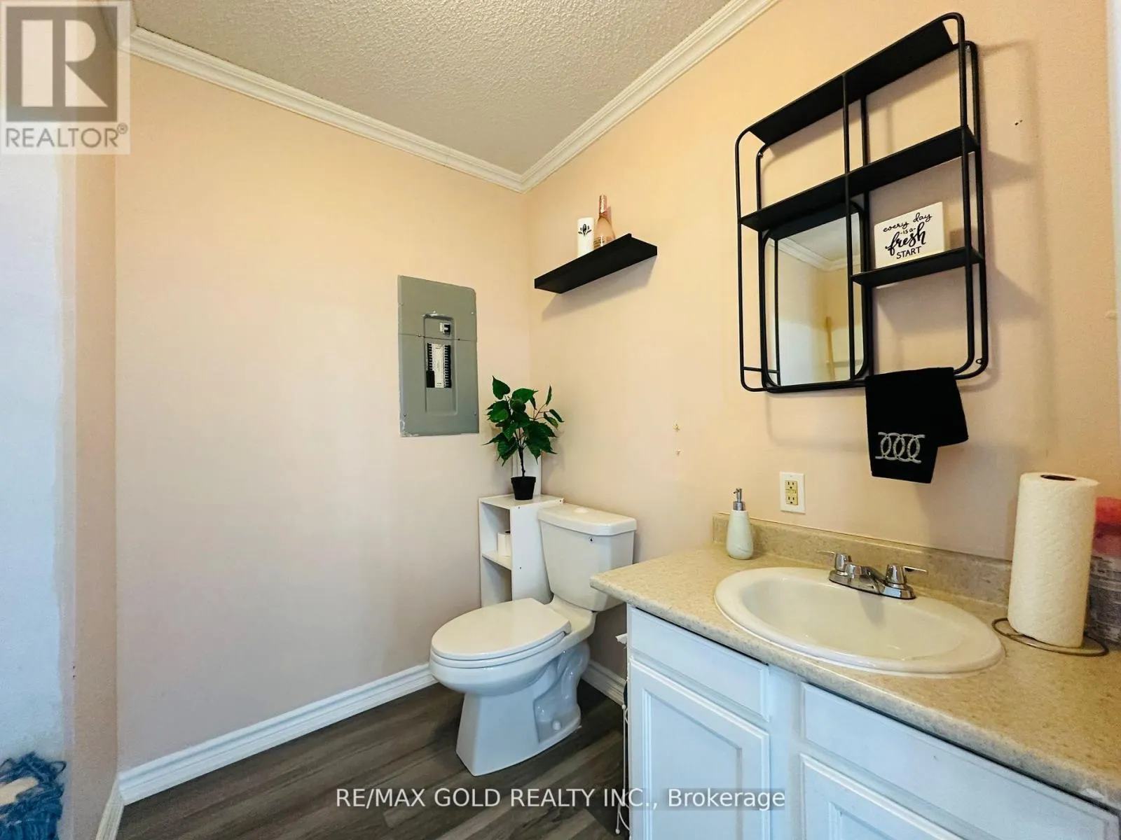 2B - 43 MAIN STREET S