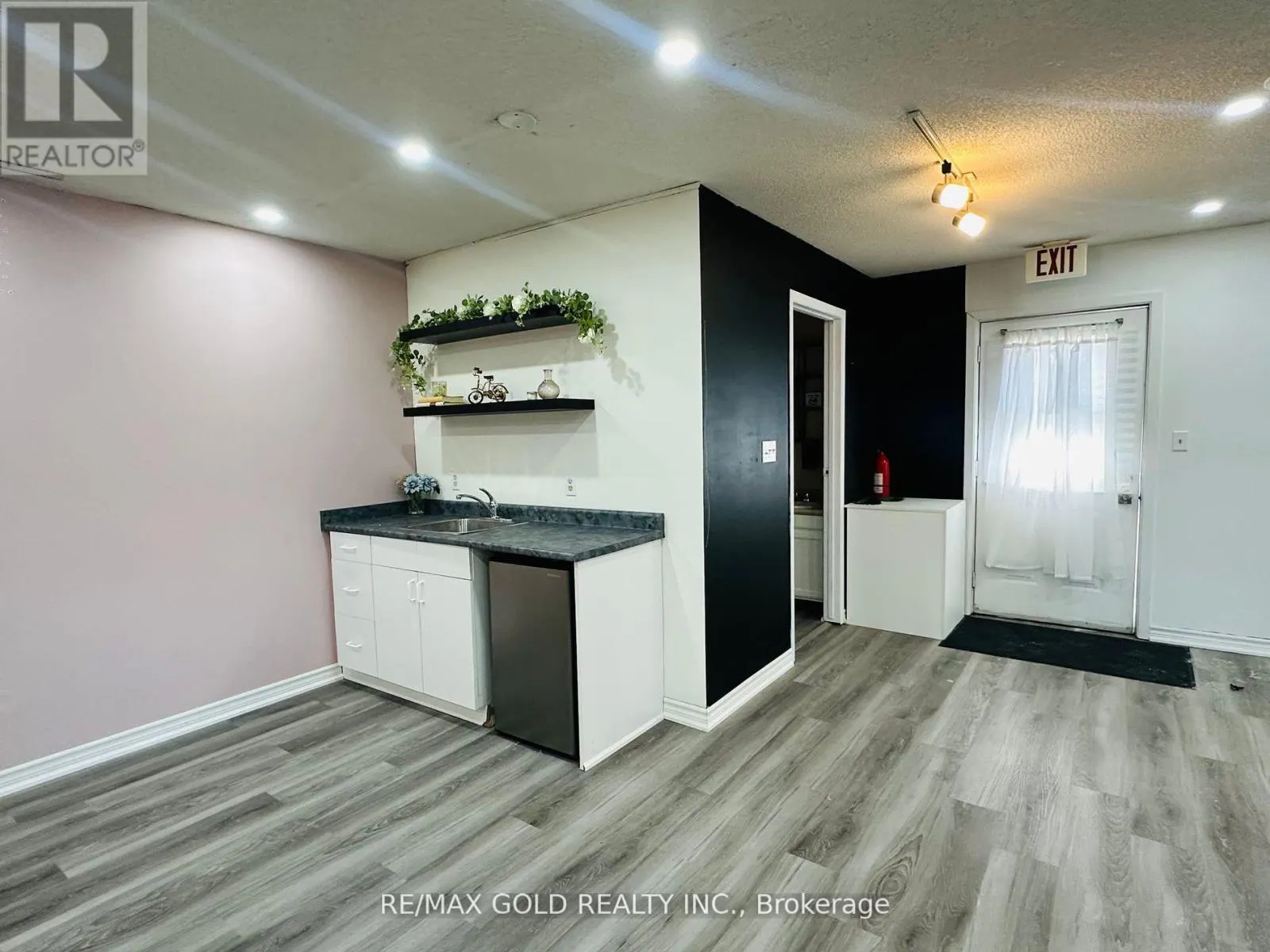 2B - 43 MAIN STREET S