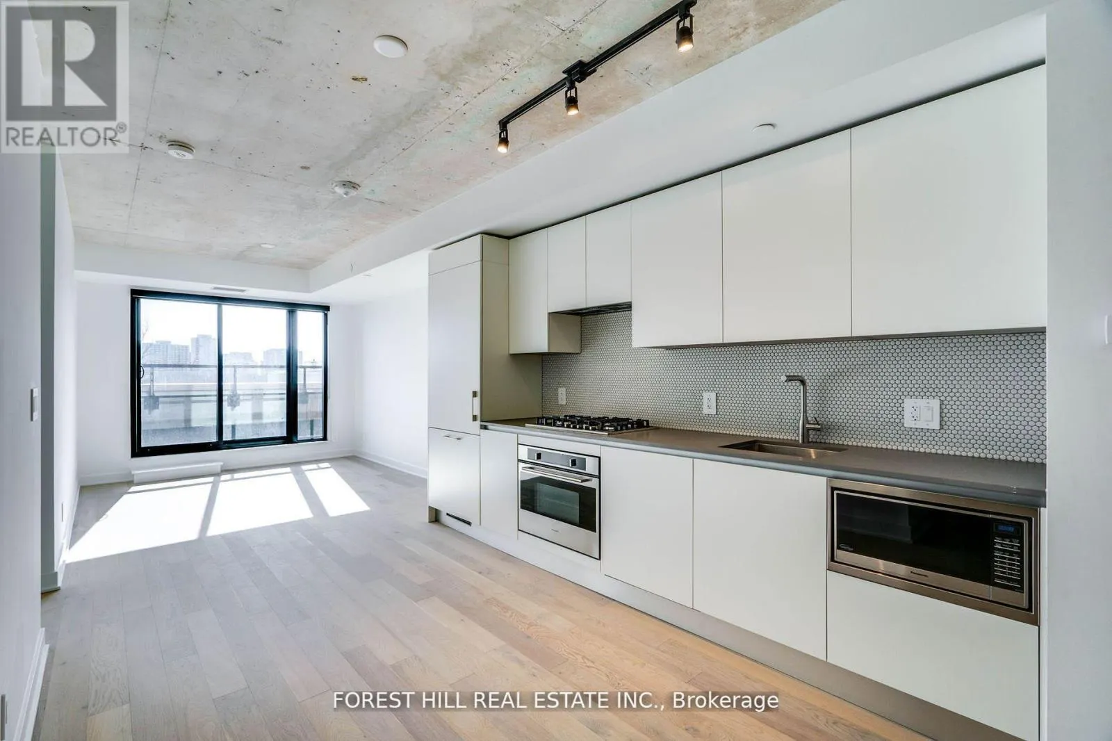 401 - 2720 DUNDAS STREET W