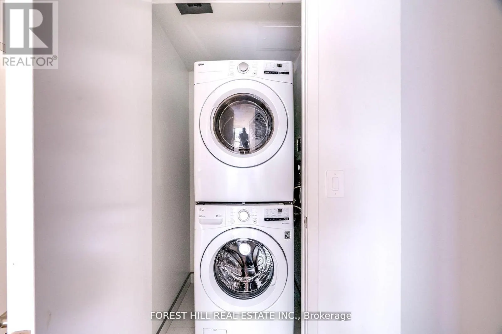 401 - 2720 DUNDAS STREET W