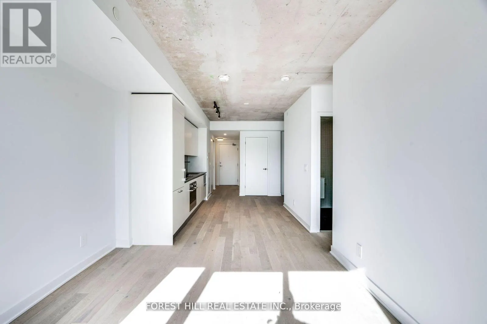 401 - 2720 DUNDAS STREET W