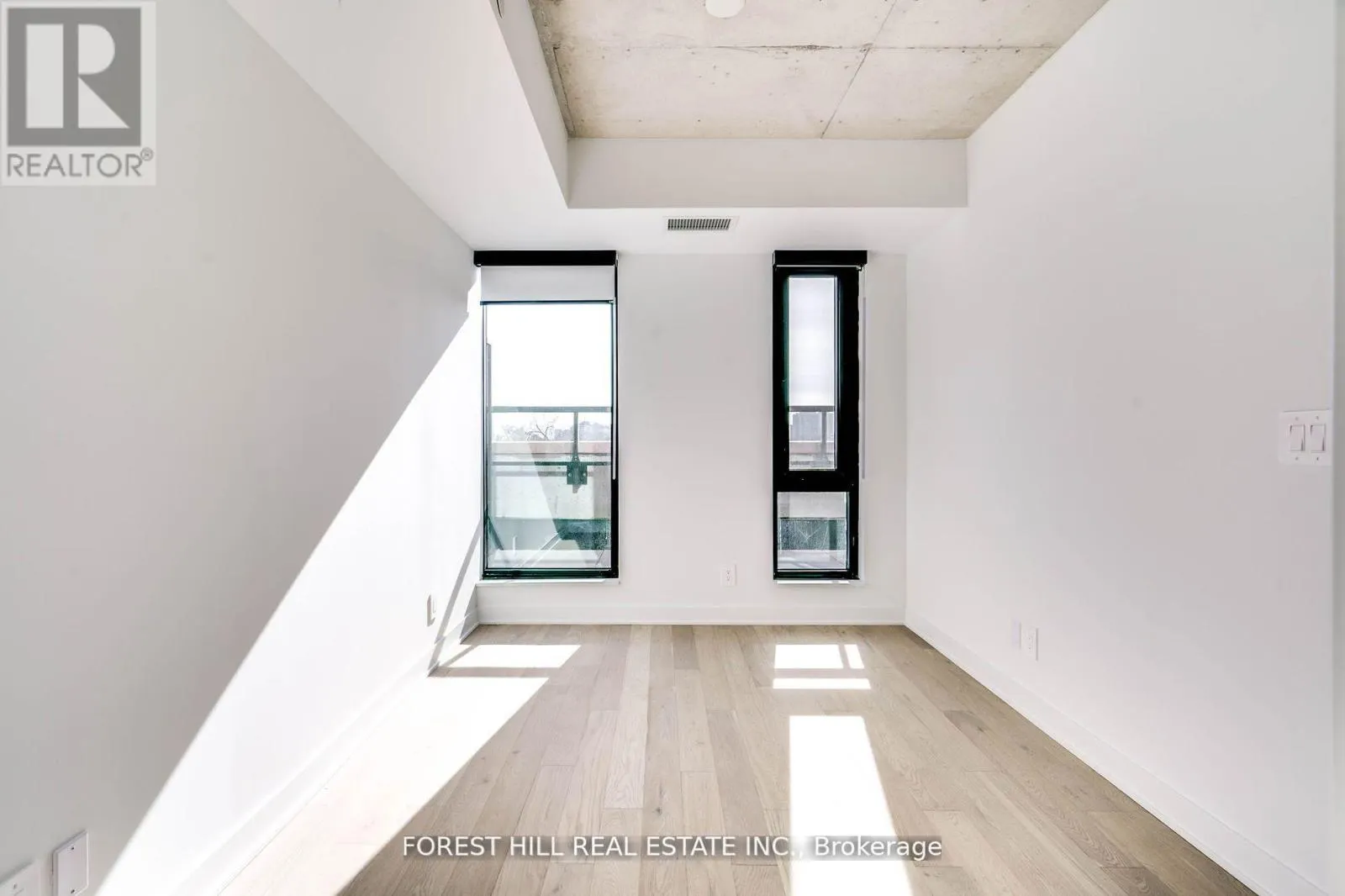 401 - 2720 DUNDAS STREET W