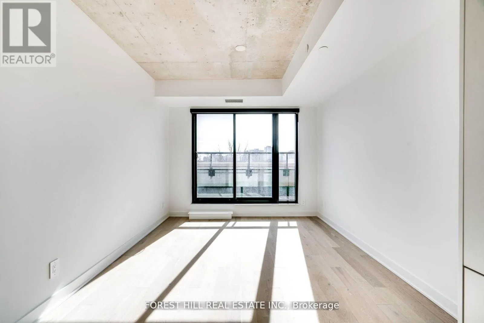 401 - 2720 DUNDAS STREET W