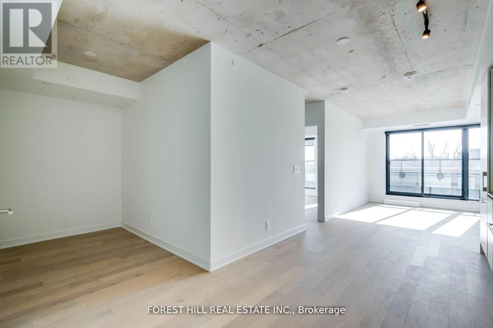 401 - 2720 DUNDAS STREET W