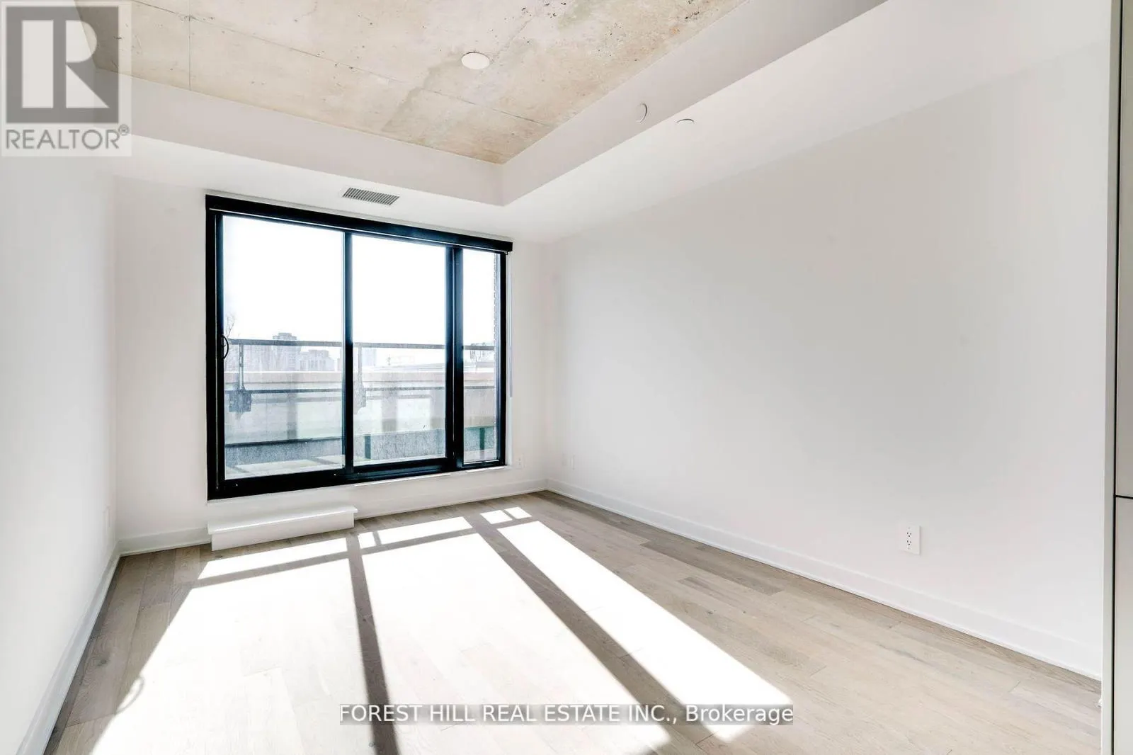 401 - 2720 DUNDAS STREET W