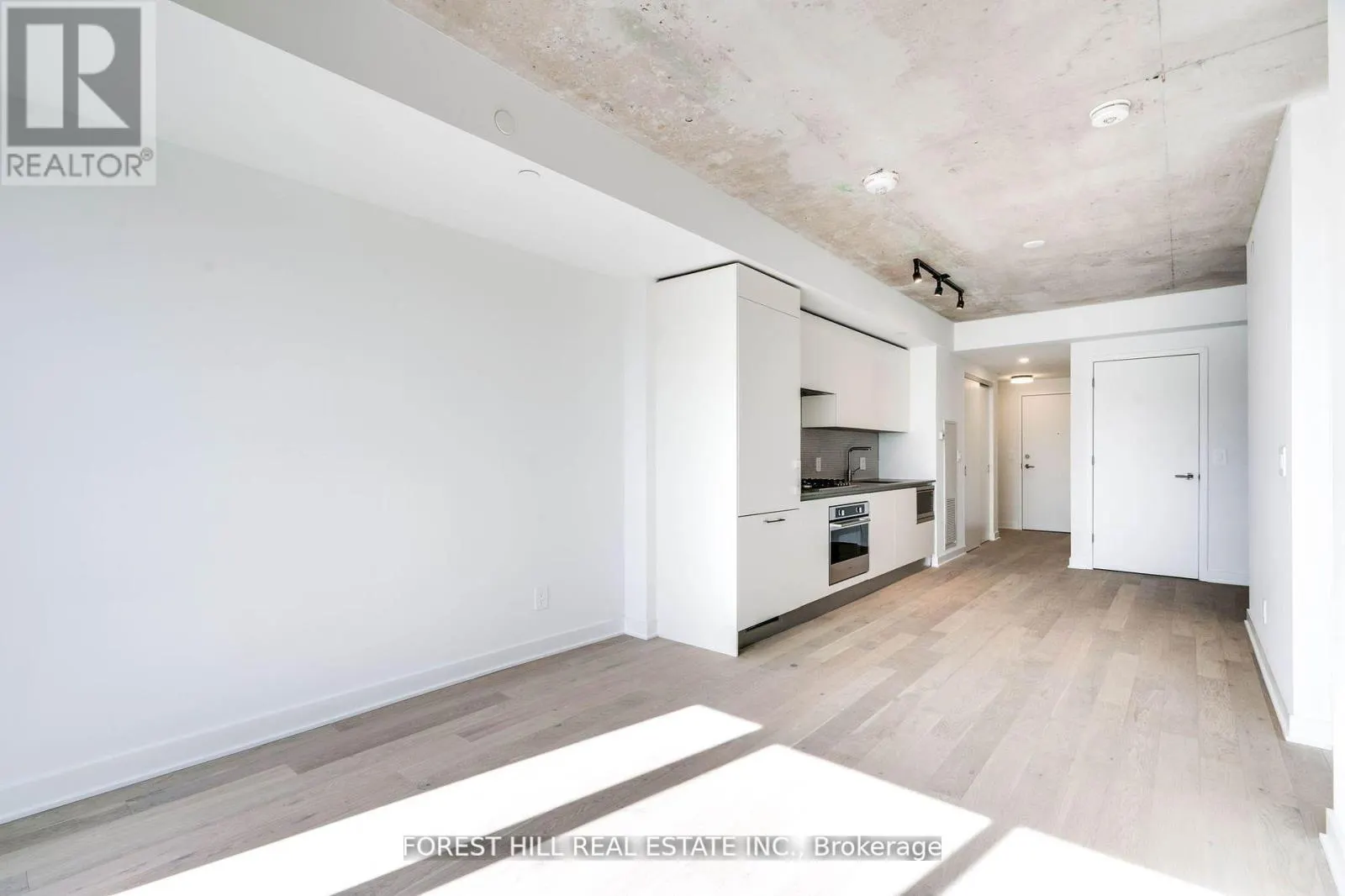 401 - 2720 DUNDAS STREET W