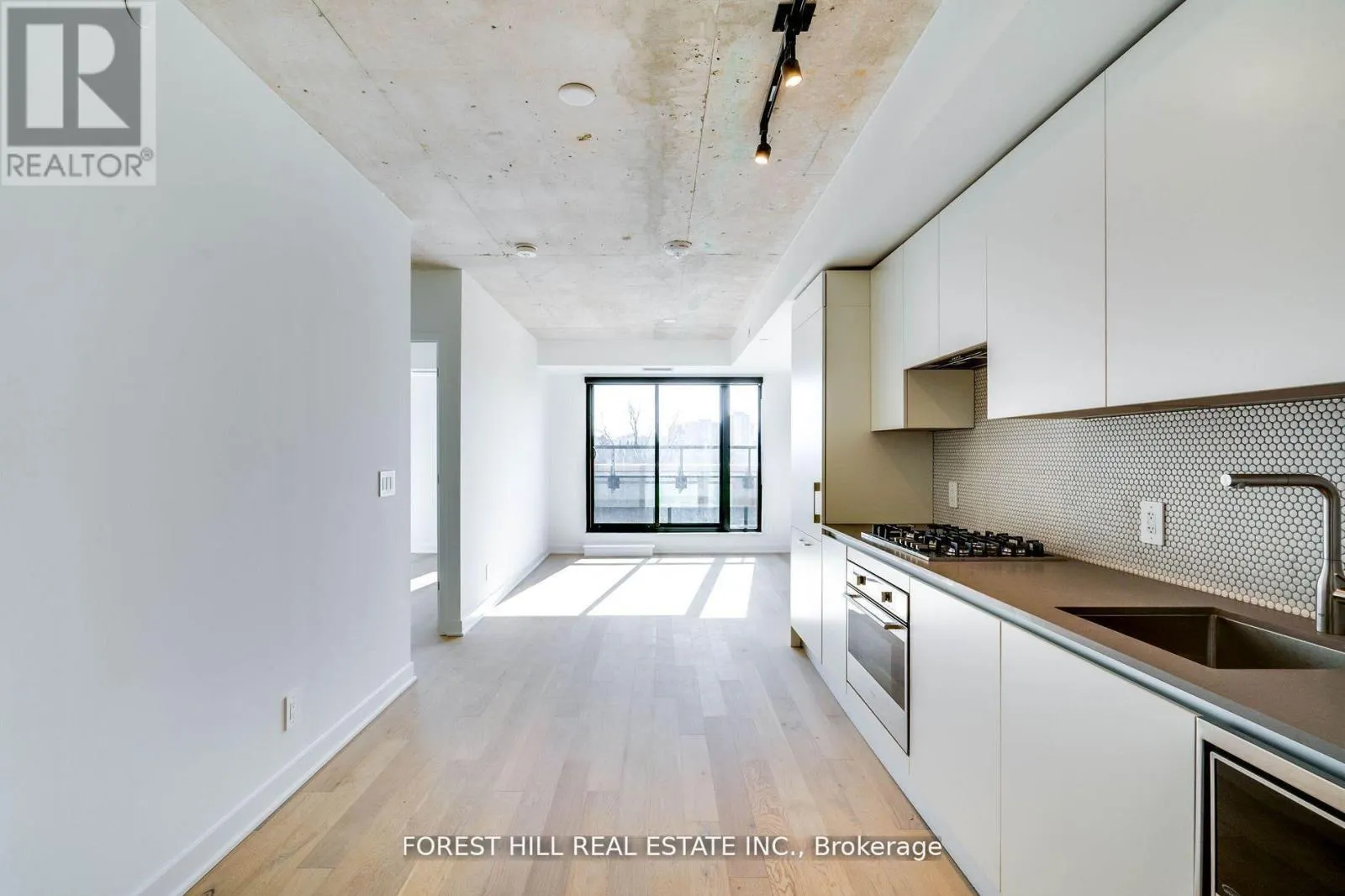 401 - 2720 DUNDAS STREET W