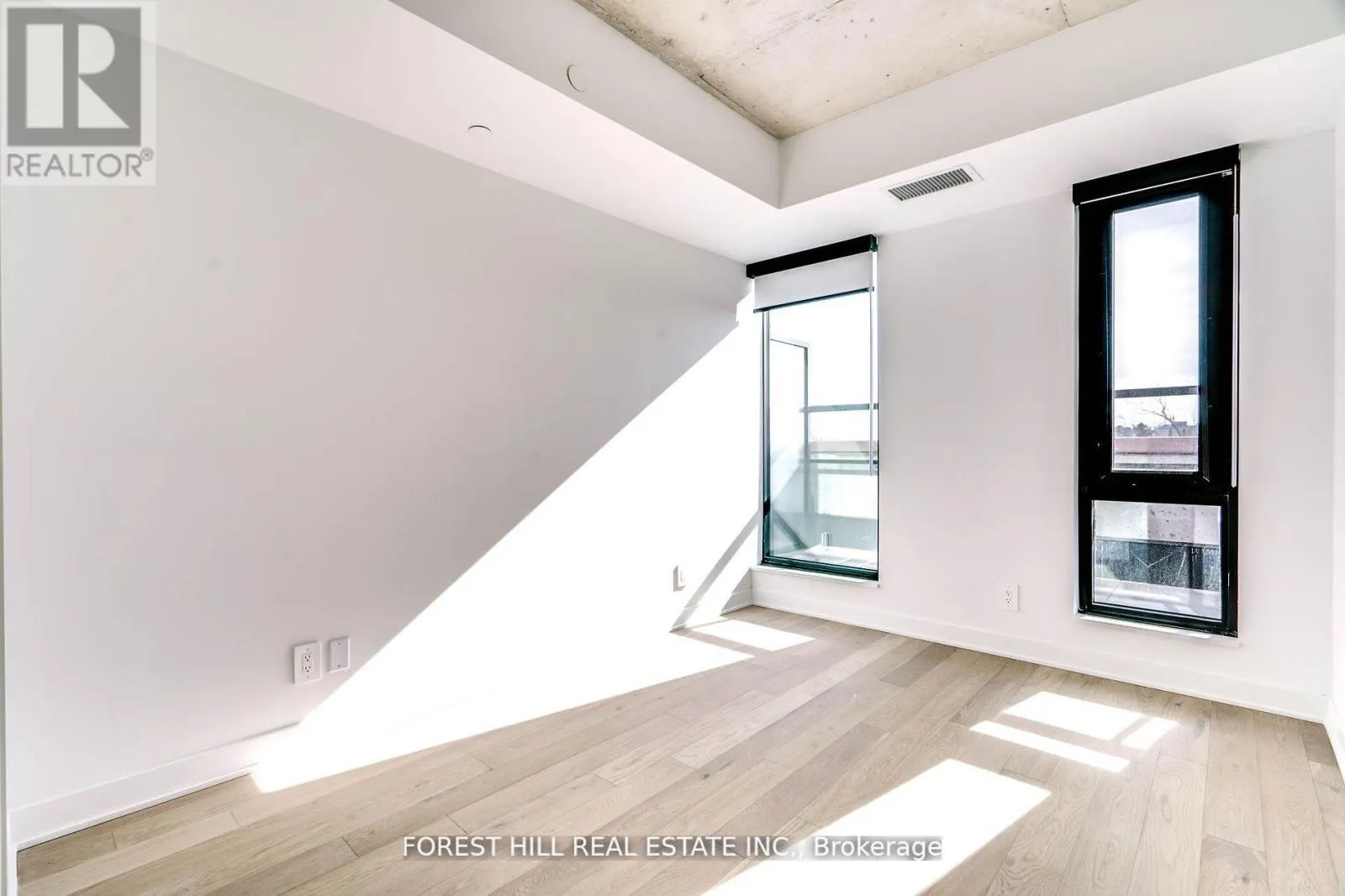 401 - 2720 DUNDAS STREET W