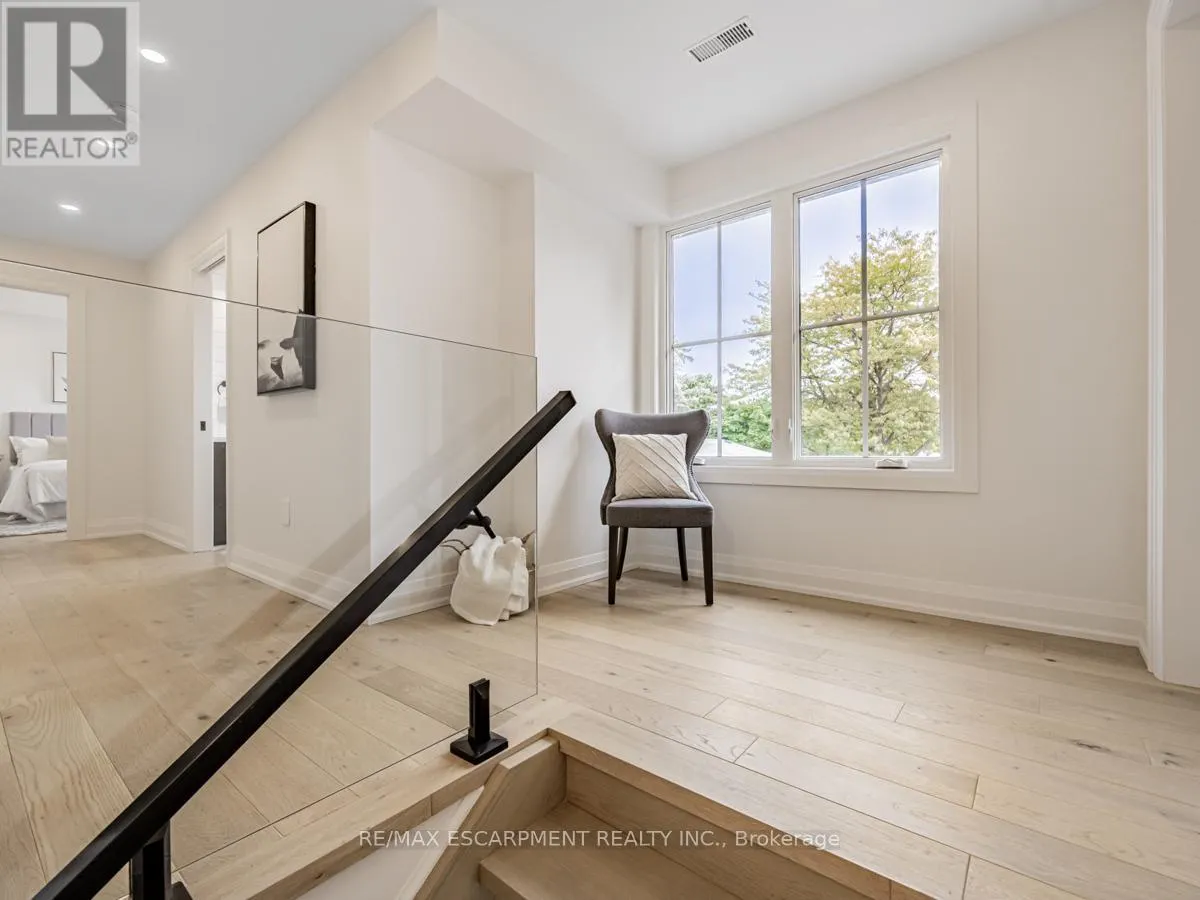 2212 URWIN CRESCENT