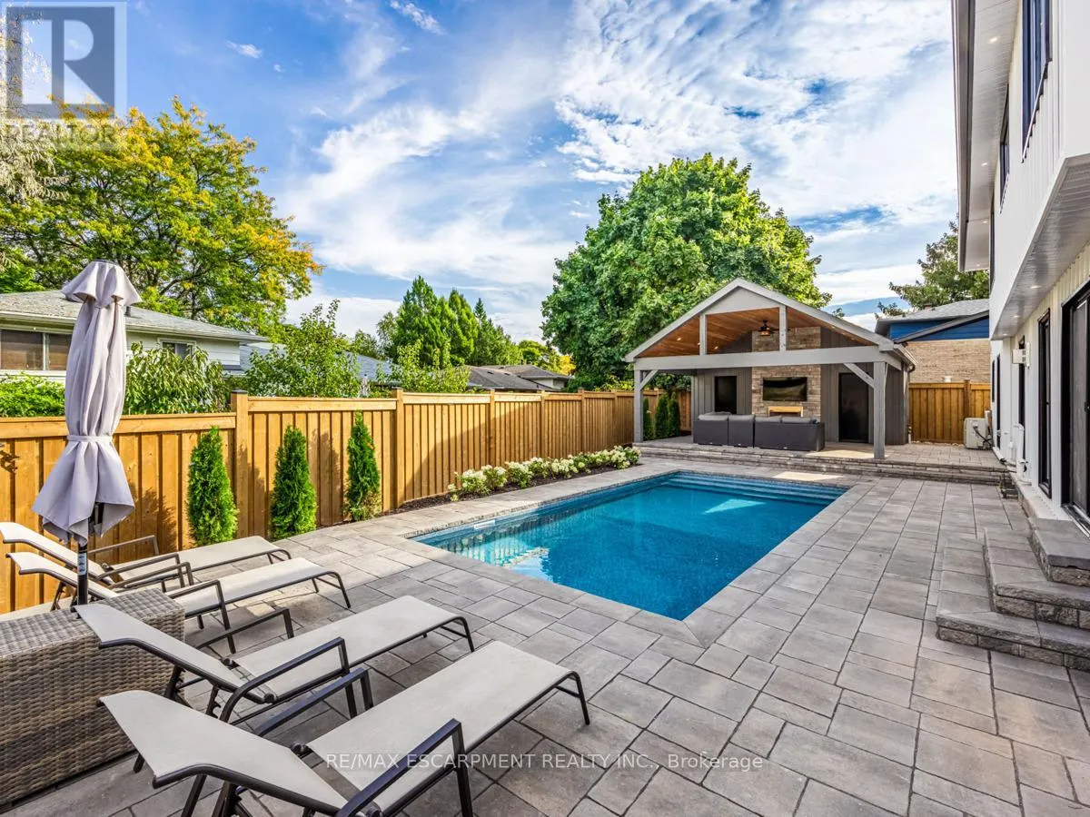 2212 URWIN CRESCENT