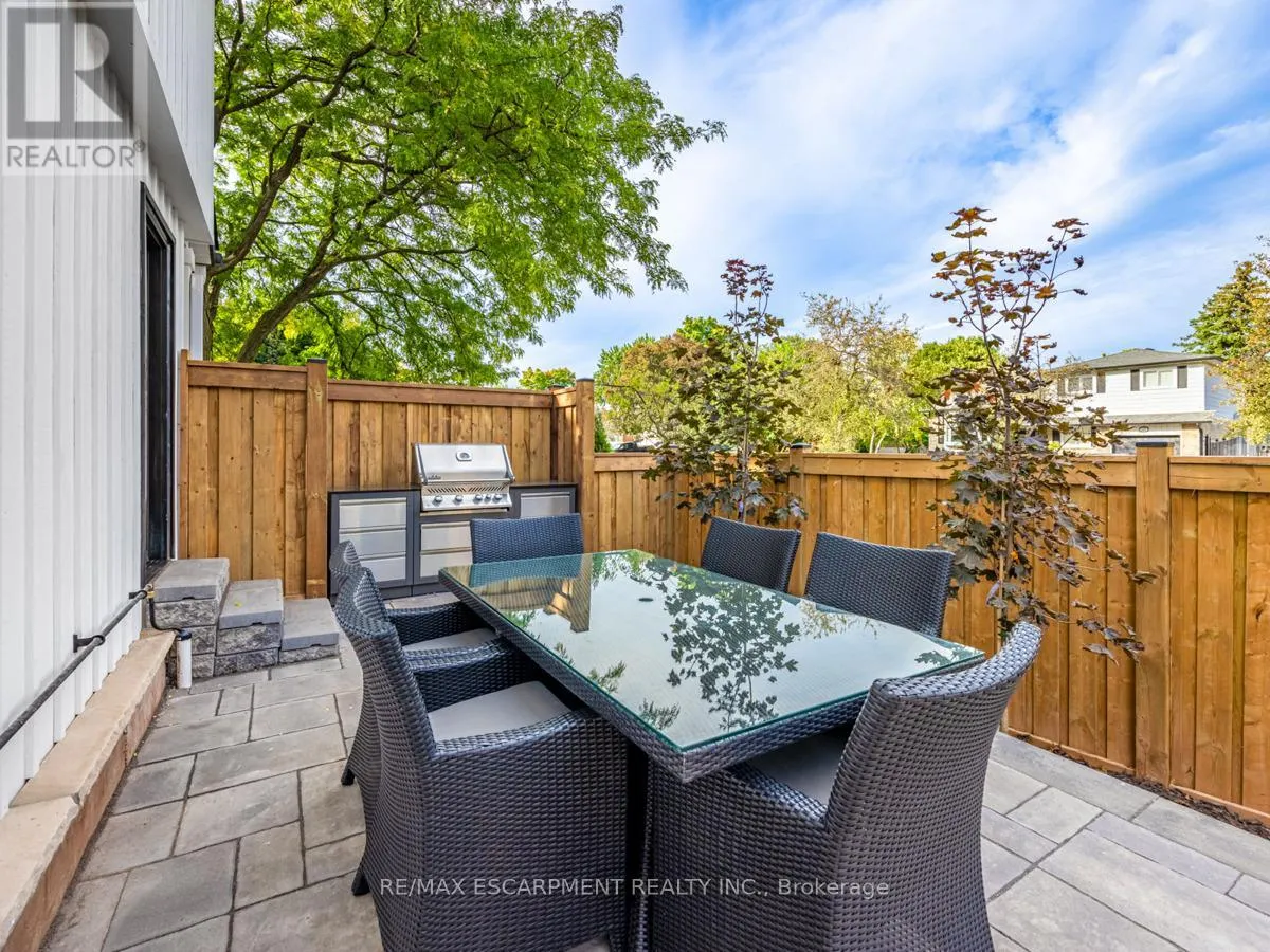 2212 URWIN CRESCENT
