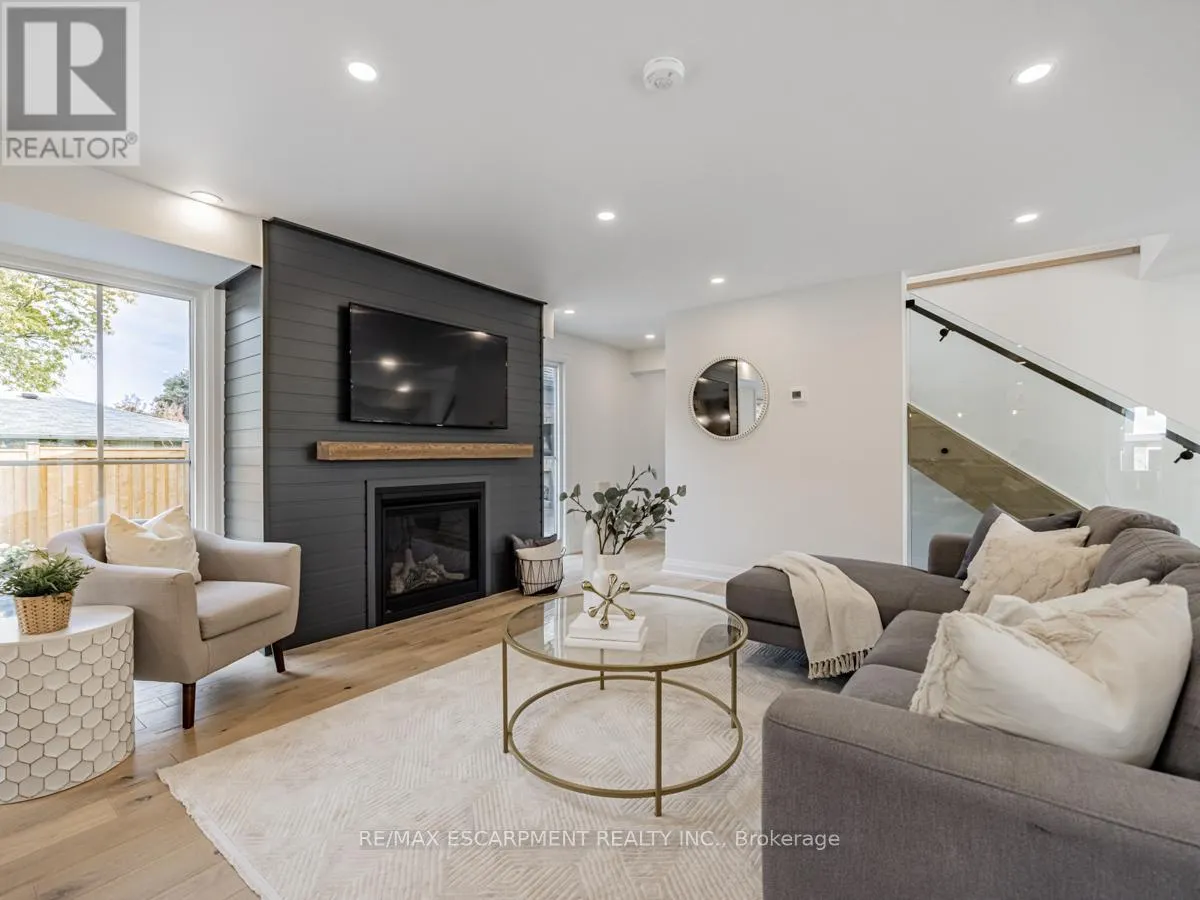 2212 URWIN CRESCENT