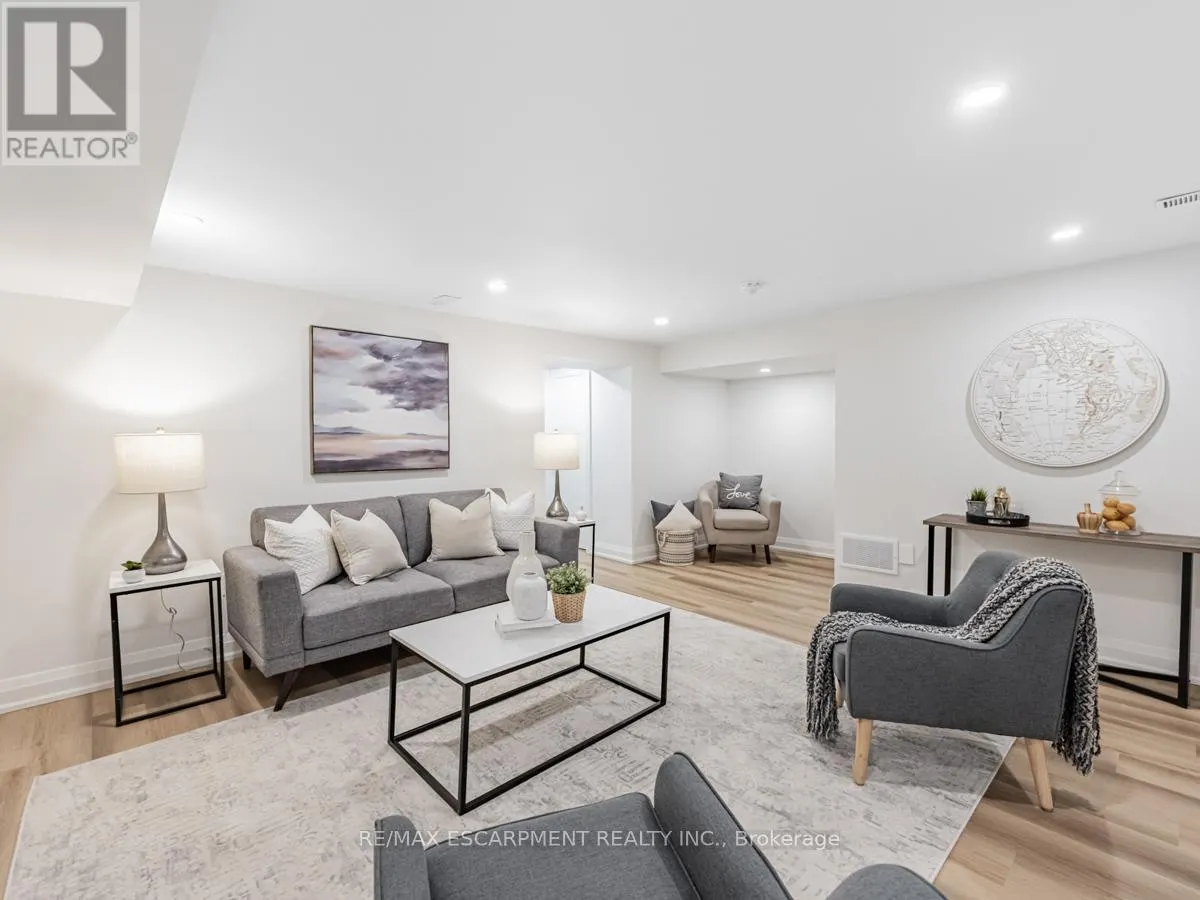 2212 URWIN CRESCENT