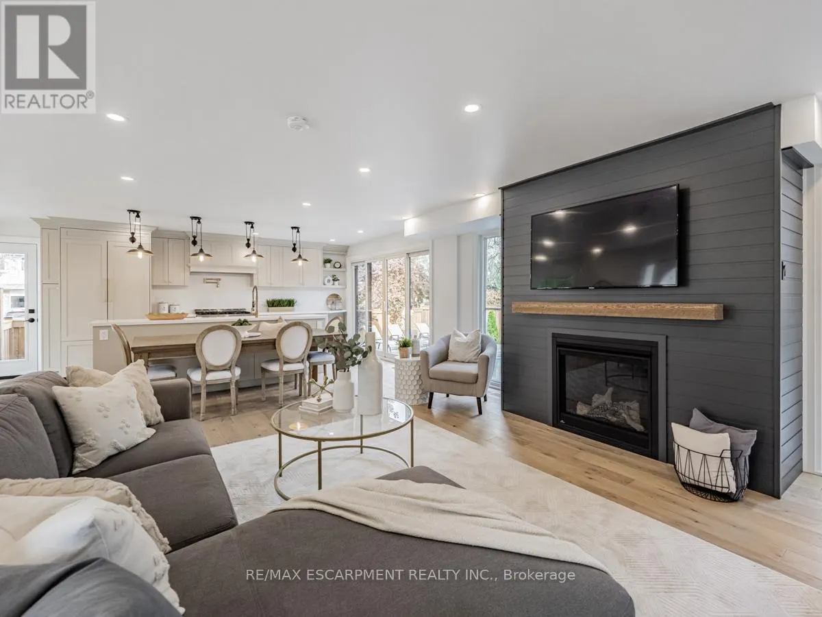 2212 URWIN CRESCENT