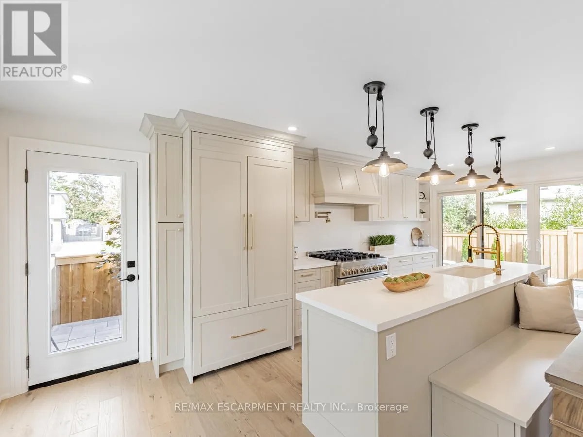 2212 URWIN CRESCENT