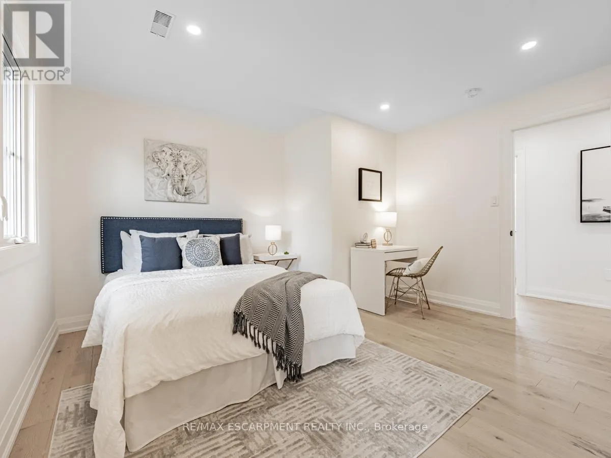 2212 URWIN CRESCENT