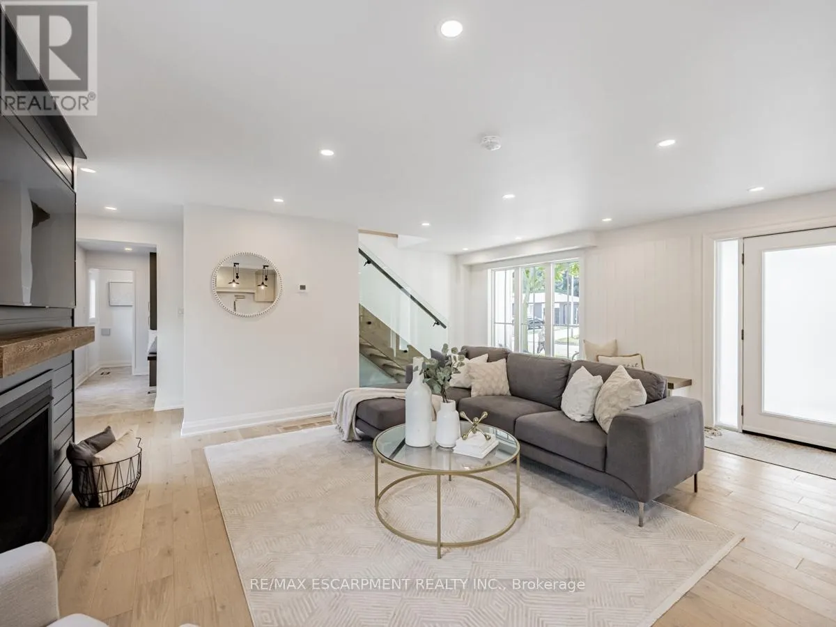 2212 URWIN CRESCENT