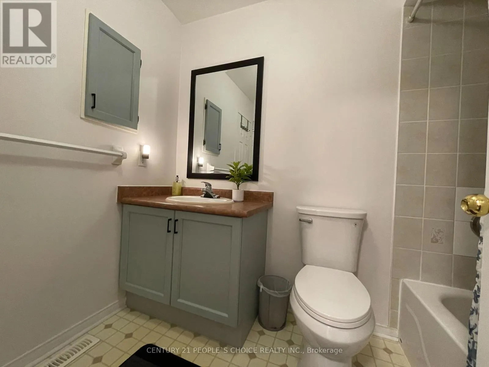 83 SPADINA ROAD N