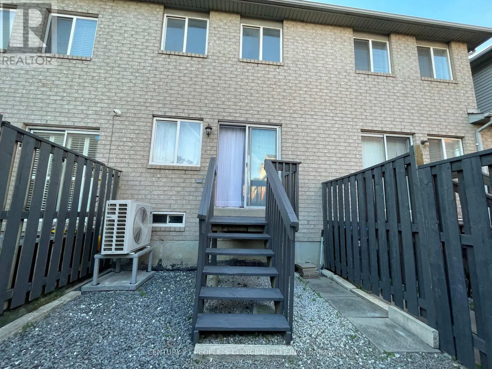 83 SPADINA ROAD N