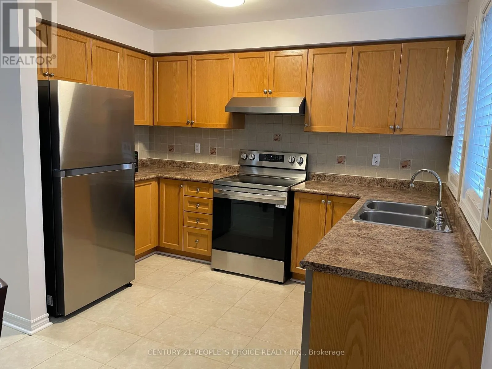 83 SPADINA ROAD N
