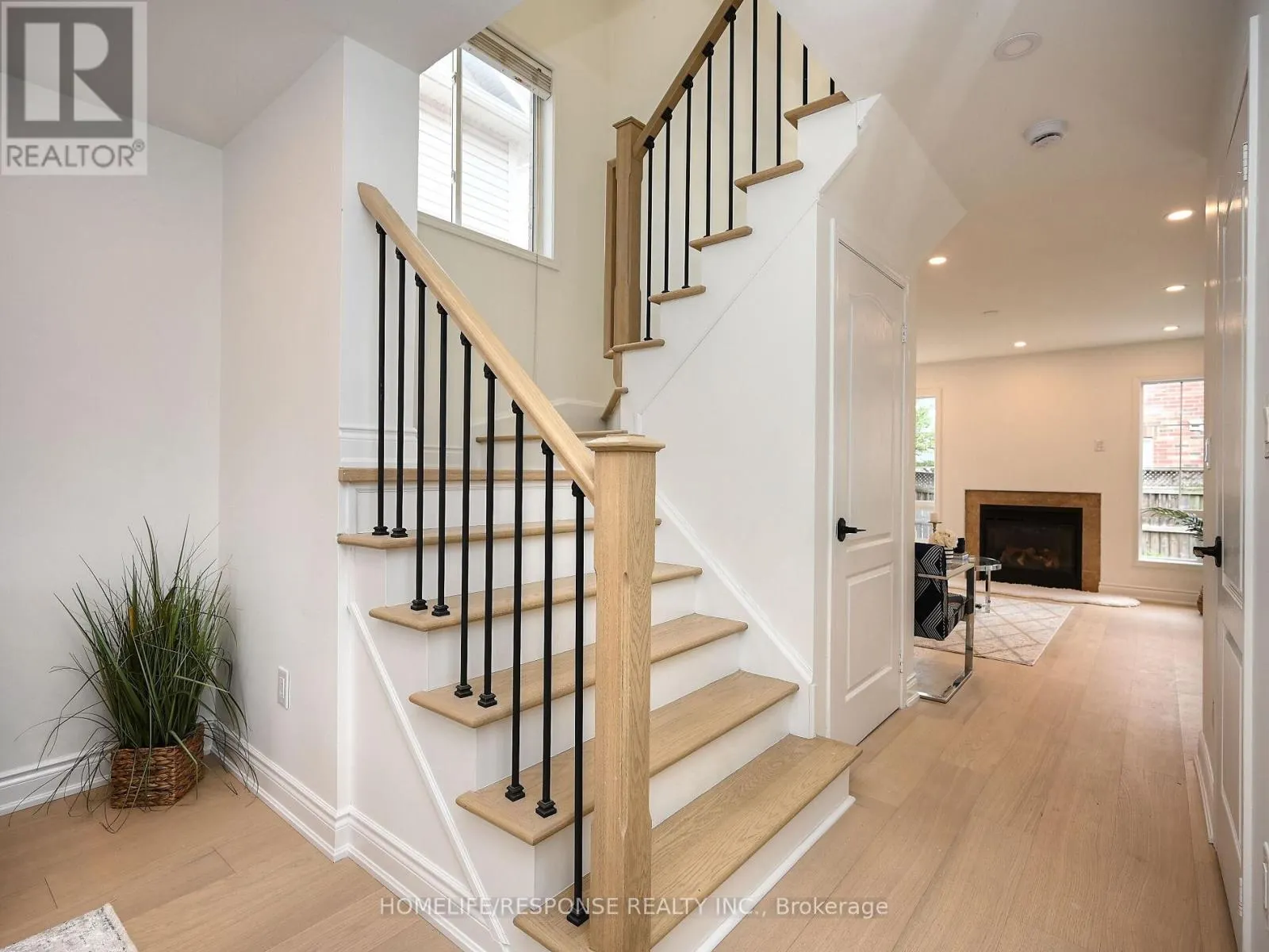 1119 KELLY GATE