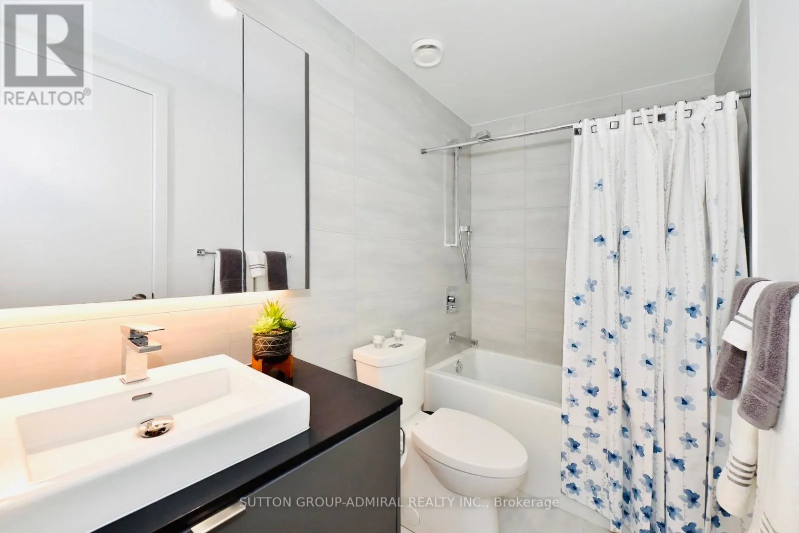 404 - 7 SMITH CRESCENT