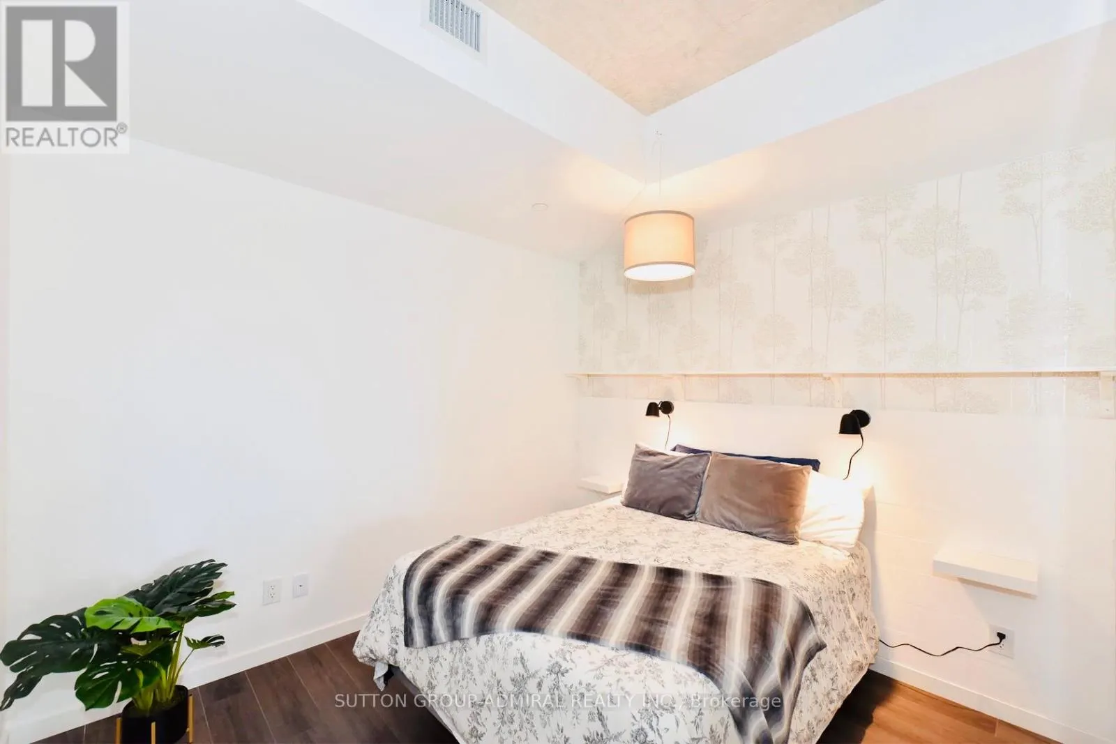 404 - 7 SMITH CRESCENT