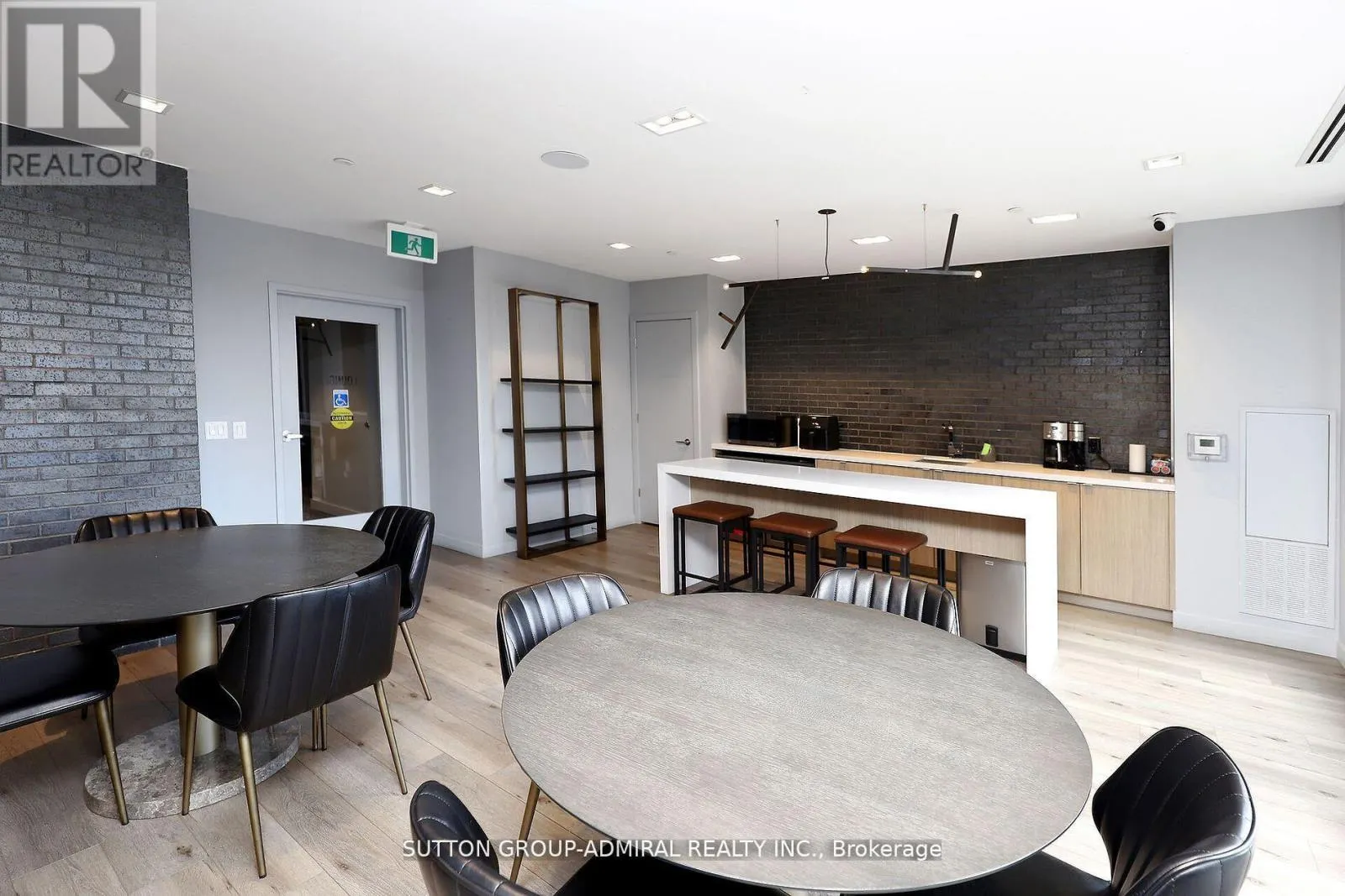 404 - 7 SMITH CRESCENT