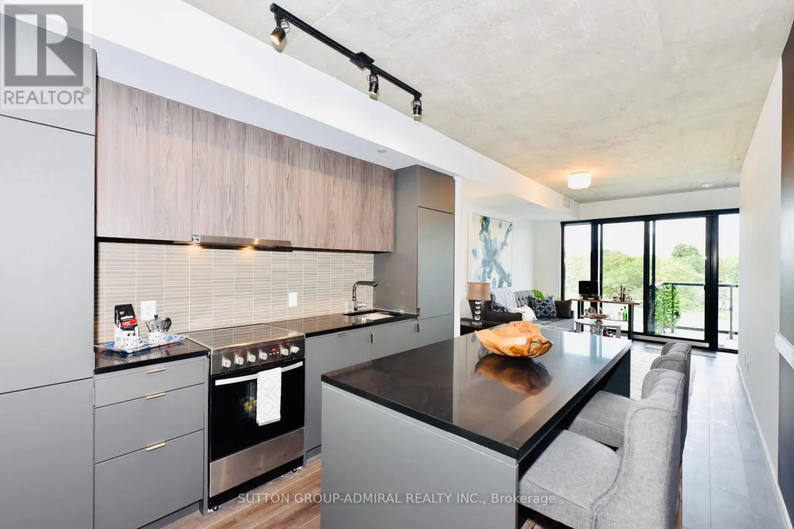 404 - 7 SMITH CRESCENT