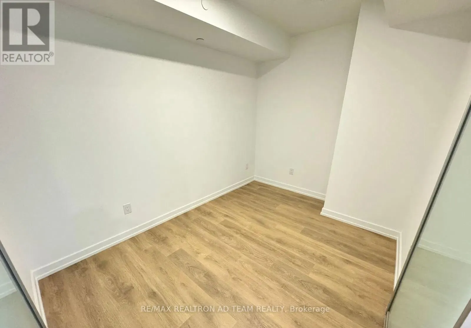 1033 - 1100 SHEPPARD AVENUE W