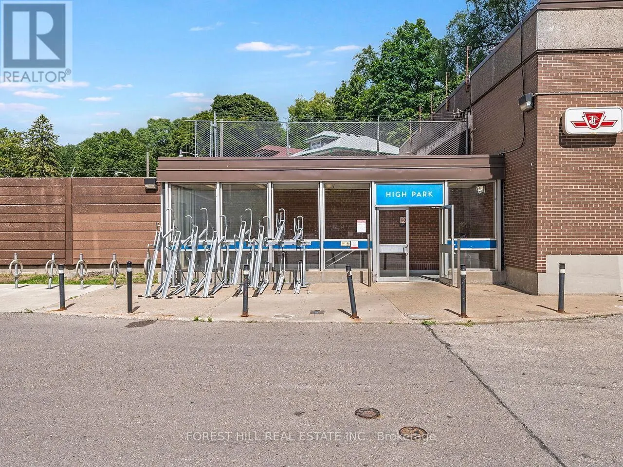406 - 1990 BLOOR STREET W