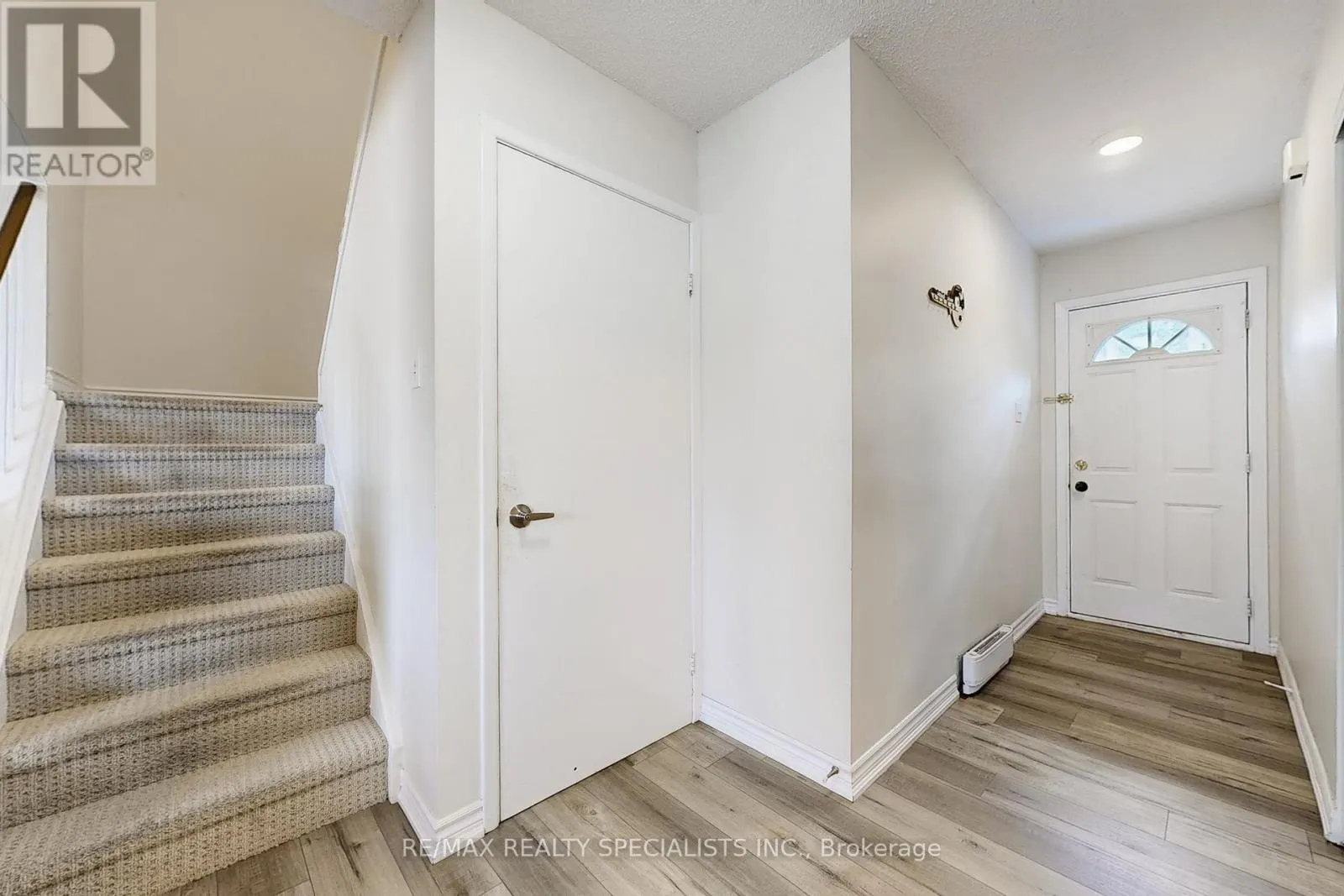17 GLADSTONE SQUARE