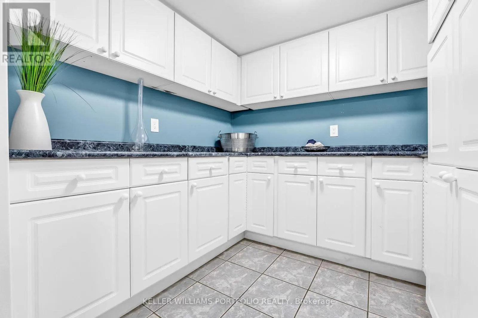 1123 LAKESHORE ROAD E