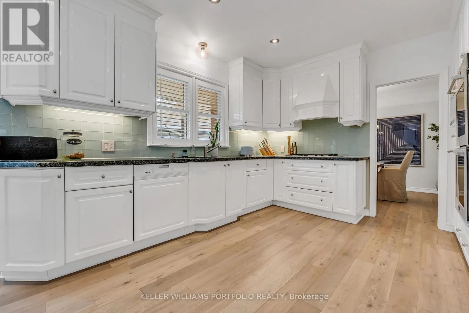 1123 LAKESHORE ROAD E