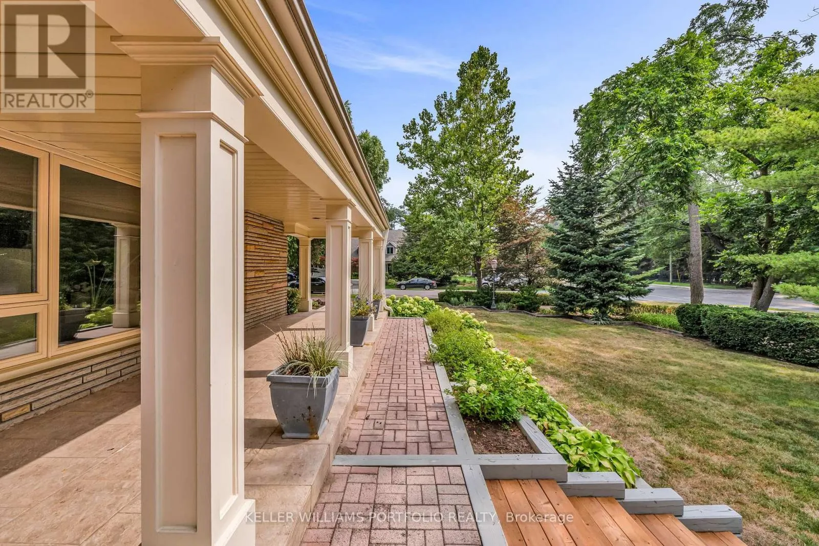 1123 LAKESHORE ROAD E