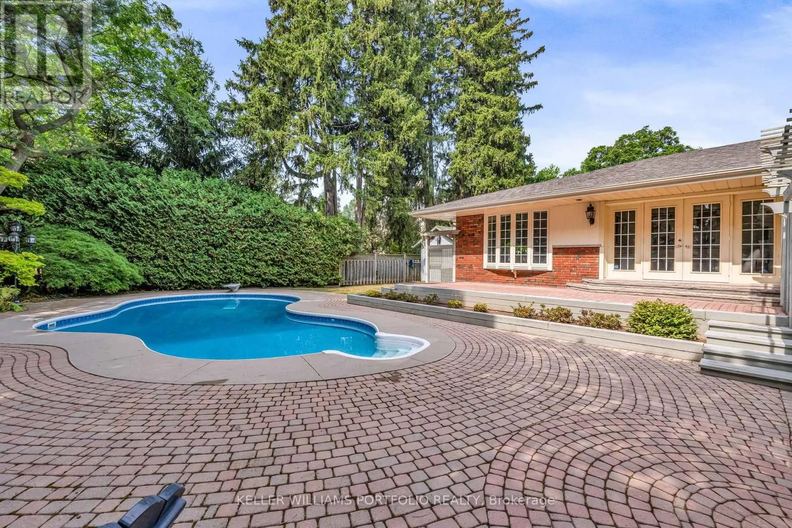 1123 LAKESHORE ROAD E