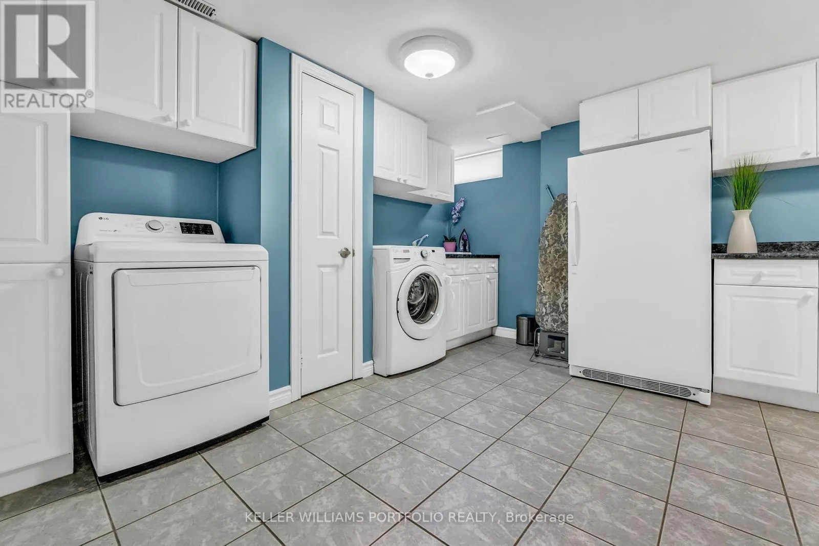 1123 LAKESHORE ROAD E