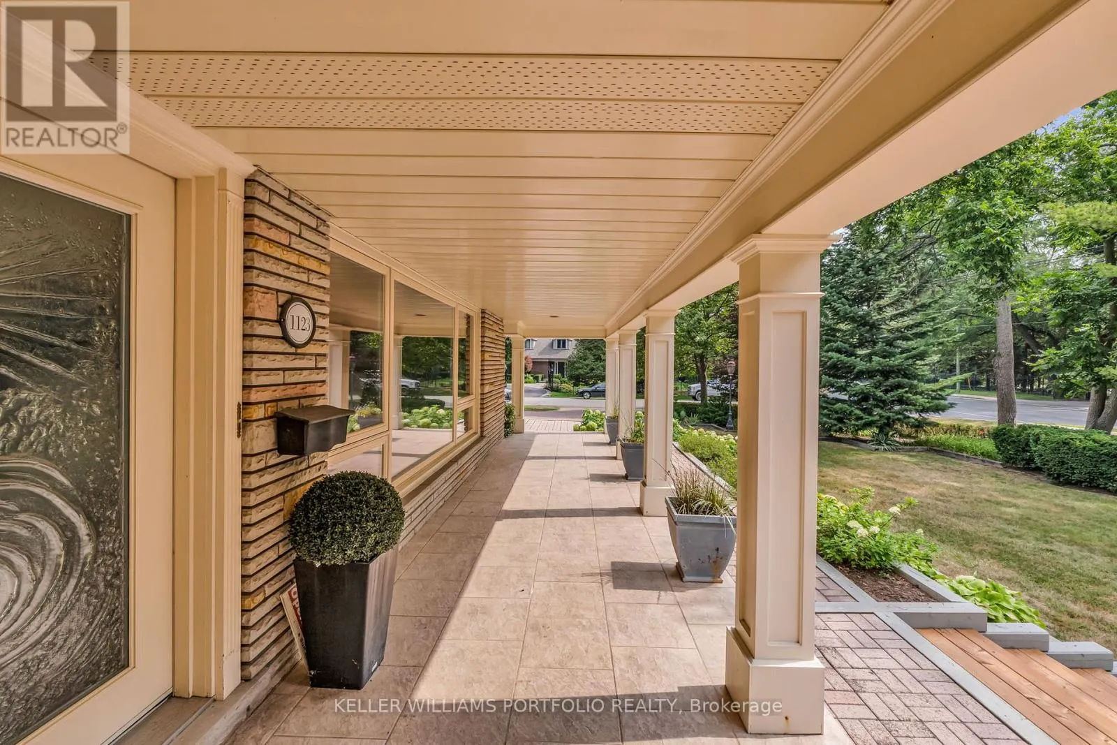 1123 LAKESHORE ROAD E