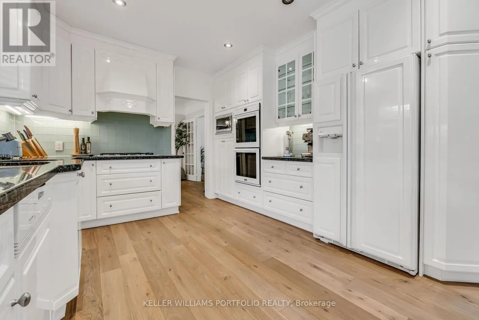 1123 LAKESHORE ROAD E