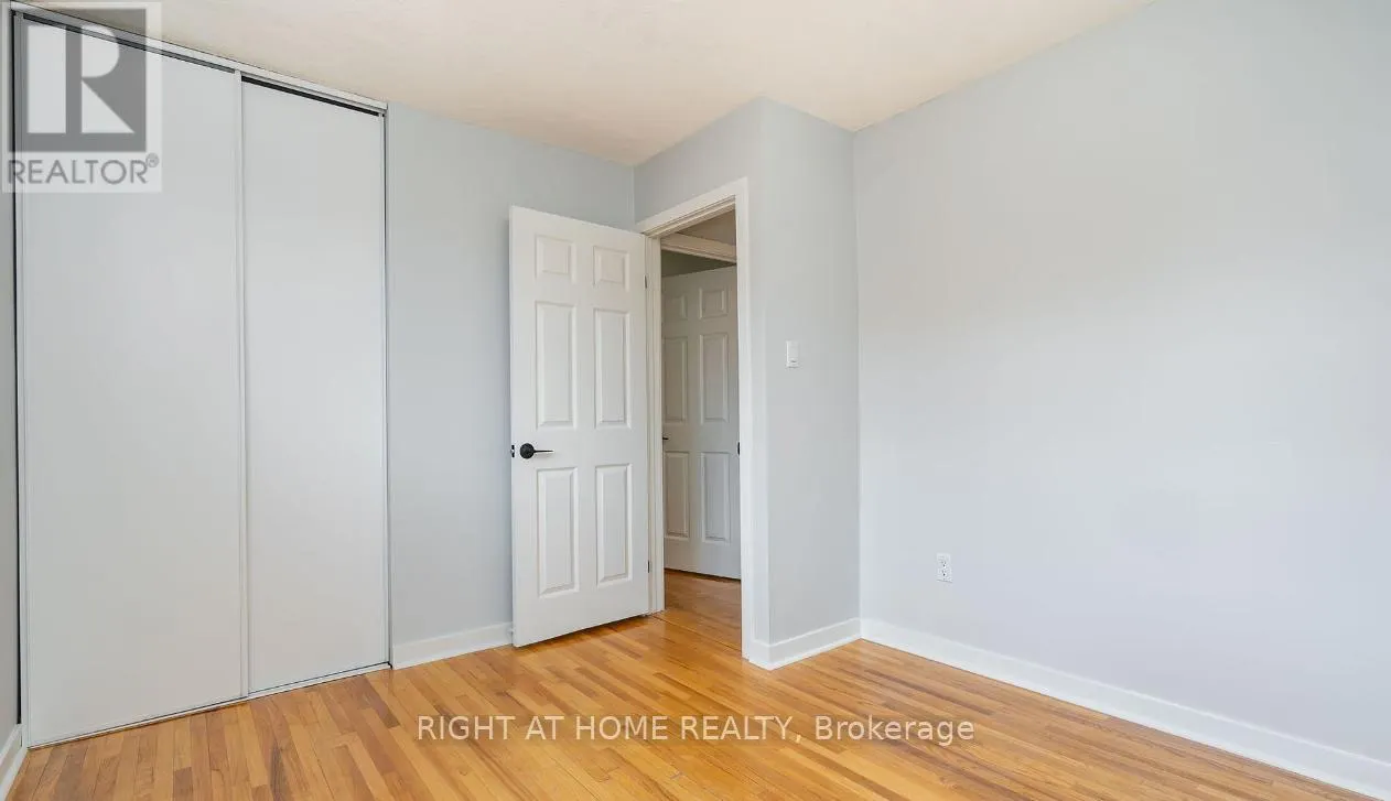 UPPER - 4122 DURSLEY CRESCENT