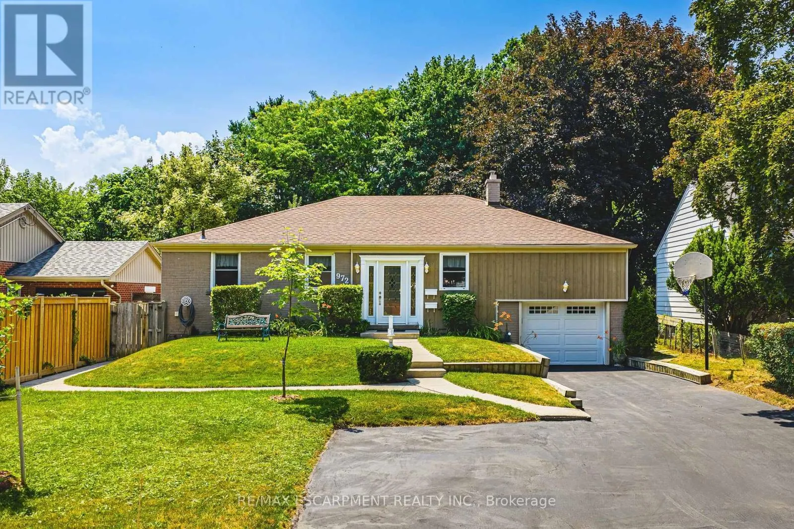 972 KINGSWAY DRIVE