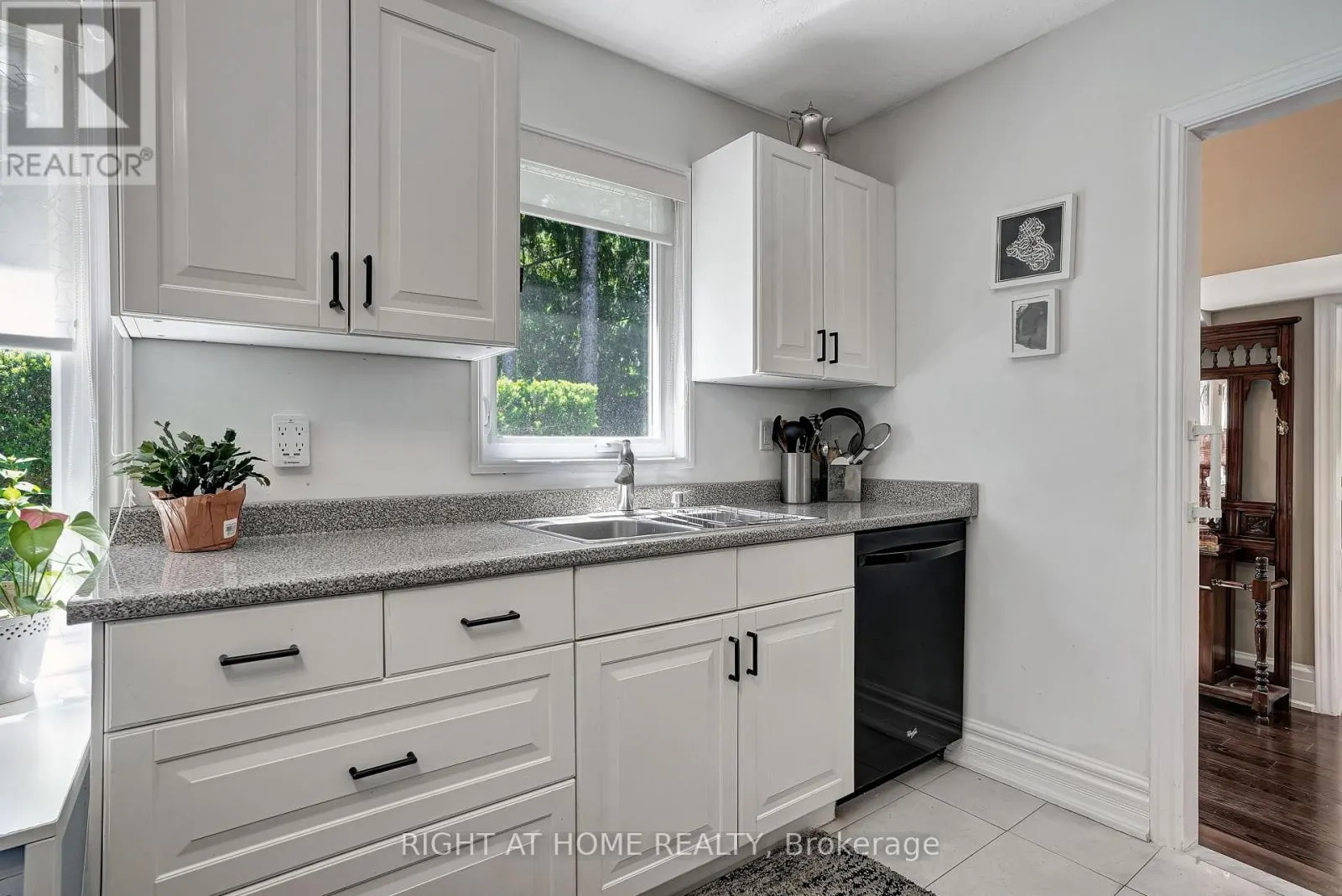 461 LAKESHORE ROAD W