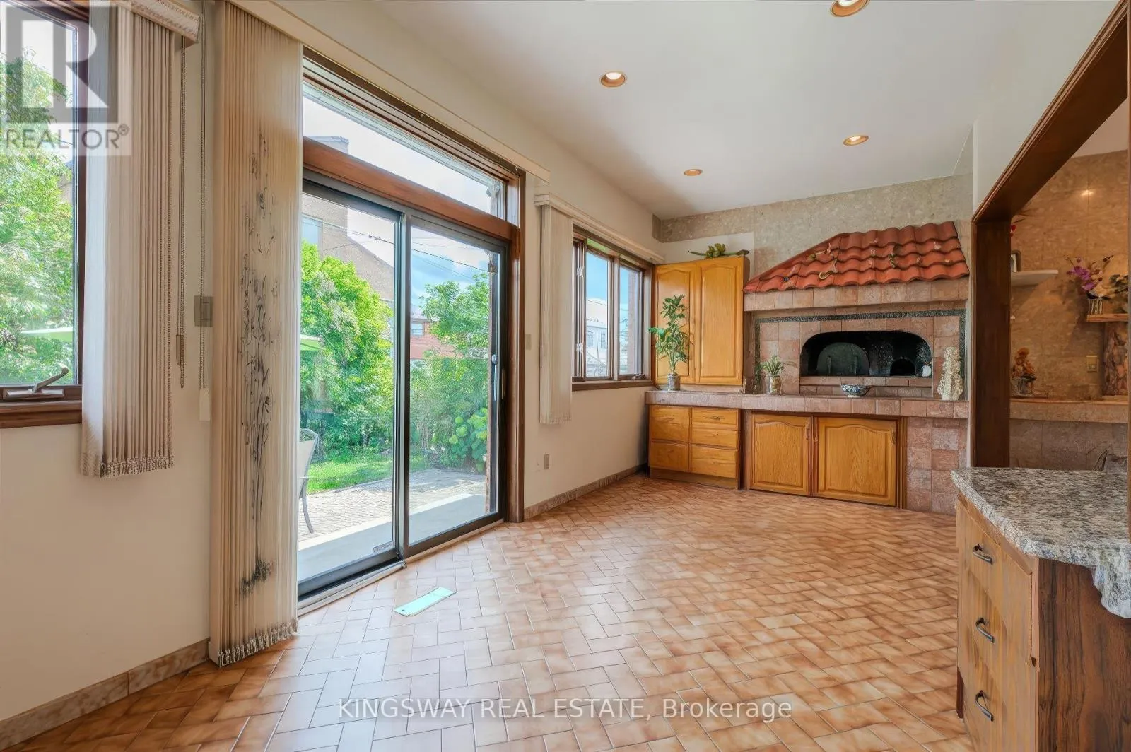 27 MULHOLLAND AVENUE