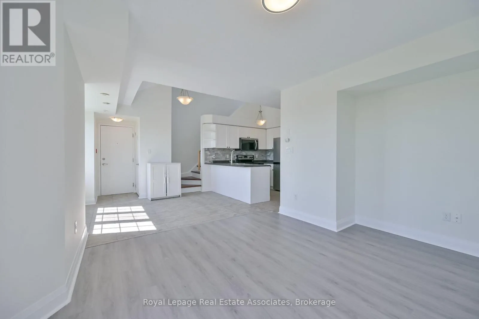 3 - 575 DUNDAS STREET