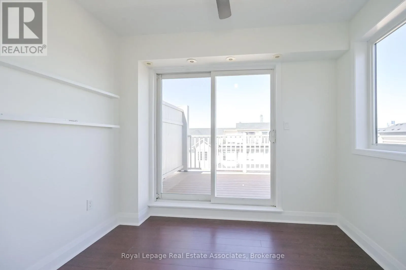 3 - 575 DUNDAS STREET