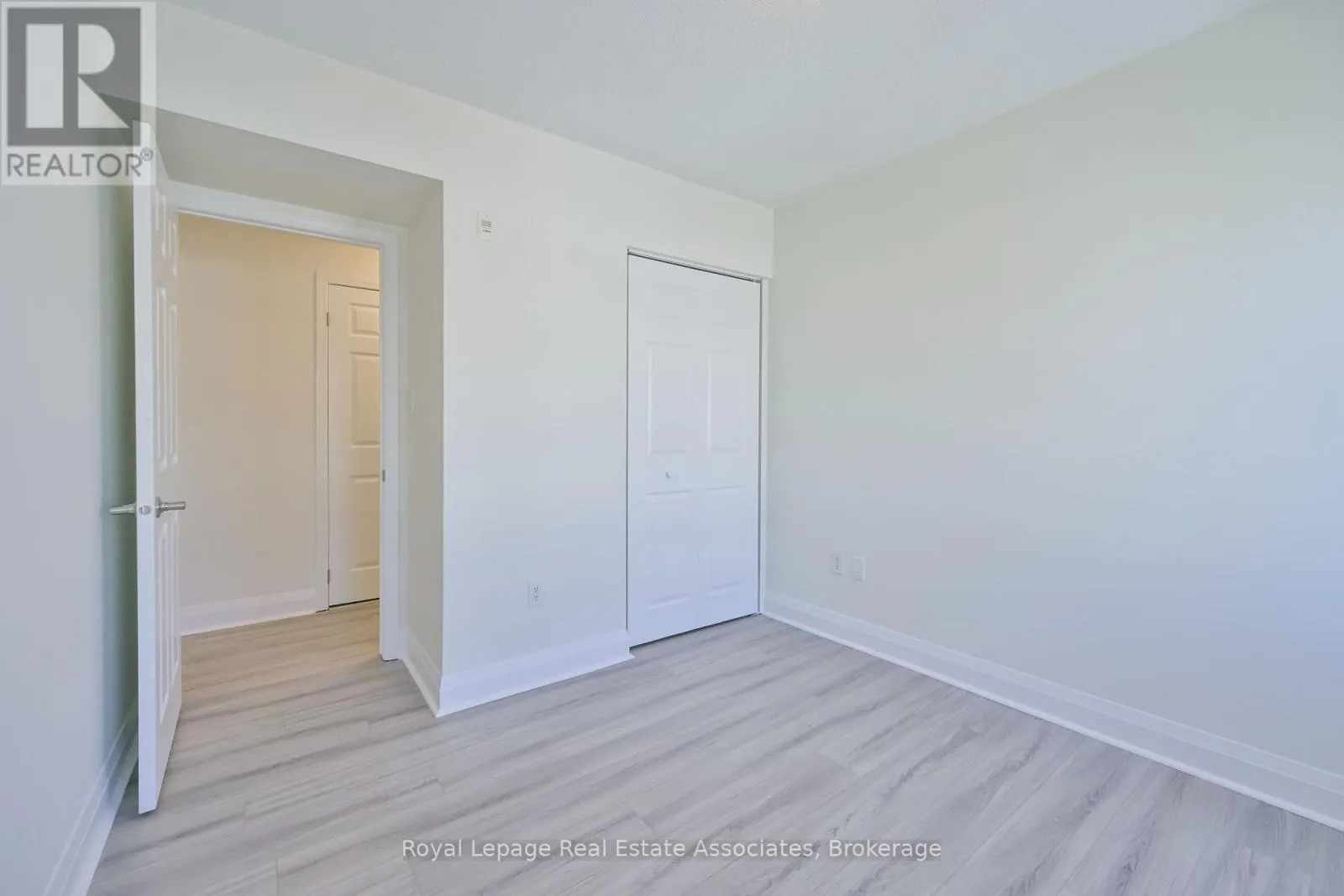 3 - 575 DUNDAS STREET